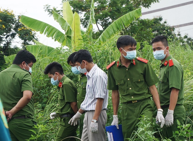 Phat hien thi the nam gioi phan huy trong bon nuoc hinh anh