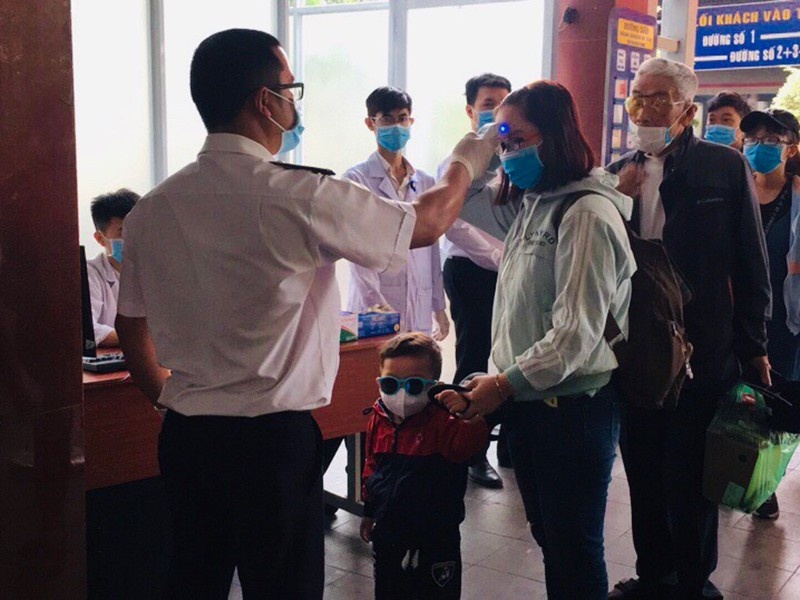 Tam dung nhieu doan tau vi dich Covid-19 hinh anh