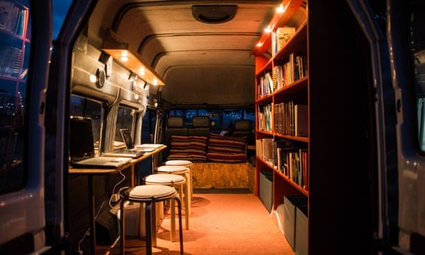 Thu vien di dong cham den trai tim cua nhung nguoi ti nan hinh anh