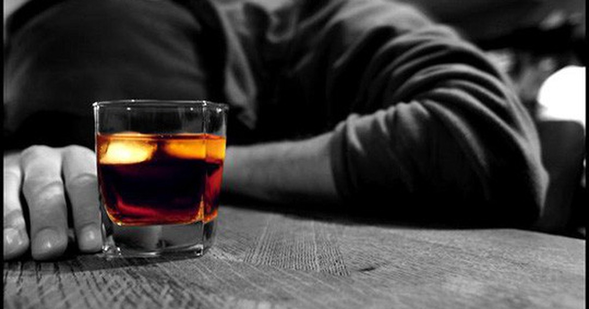 Cha giet con trai say ruou hinh anh