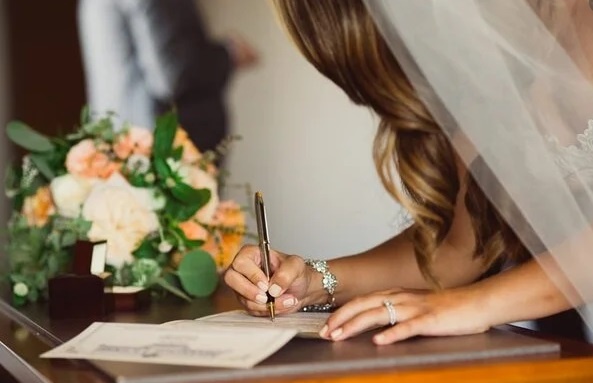 Lam gia giay to, cung luc lay 2 vo hinh anh