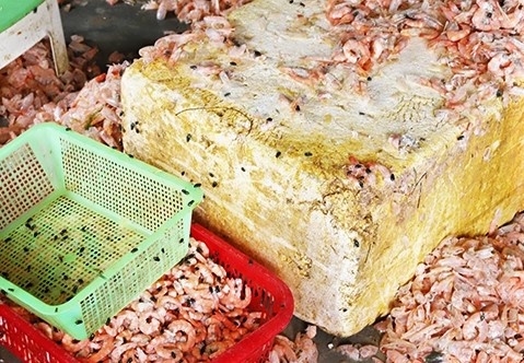 Mua tom chet so che thanh tom non ban cho khach hinh anh