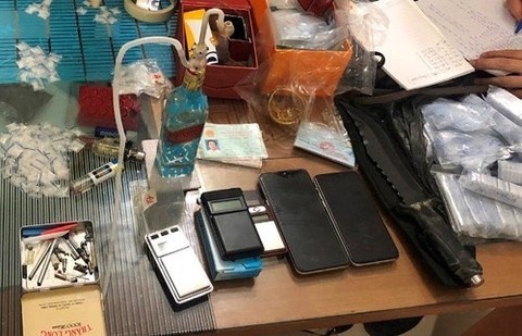 Bi an trong ngoi nha luon treo bien 'di vang, khong co nha' hinh anh