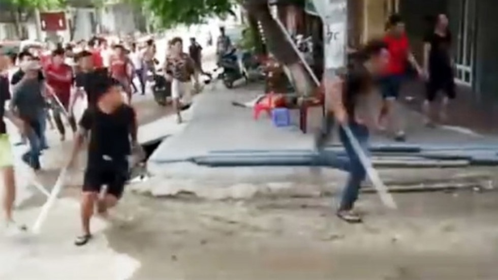 25 nguoi lap nhom, dung hung khi truy sat doi thu tren pho hinh anh