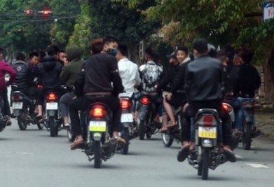 Nhom thanh thieu nien dieu khien moto dan hang ngang tren duong hinh anh