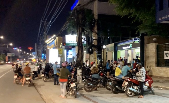 cong nhan van tu tap rut tien luong anh 1