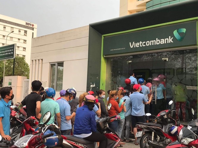 Bat chap lenh cam, cong nhan van tu tap rut tien luong hinh anh