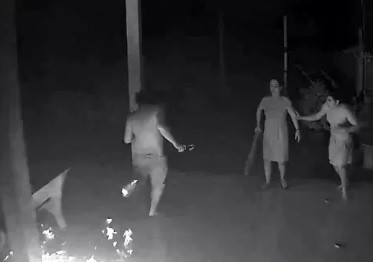 Vo be con ve song nha cha me ruot, chong den nem bom xang khung bo hinh anh