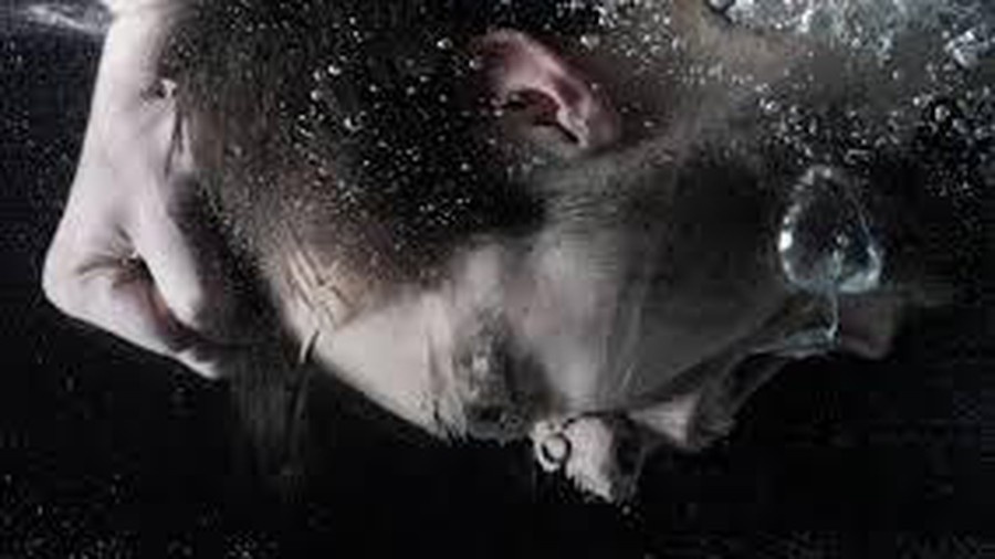 Ong lao cau ca bat ngo bi ke la mat dim chet duoi muong nuoc hinh anh