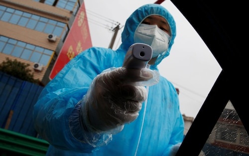 Nguoi nam ra giua duong chong doi do than nhiet, linh 18 thang tu hinh anh