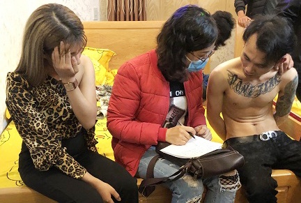Nhom thanh nien thue khach san mo 'tiec sinh nhat' bang ma tuy hinh anh