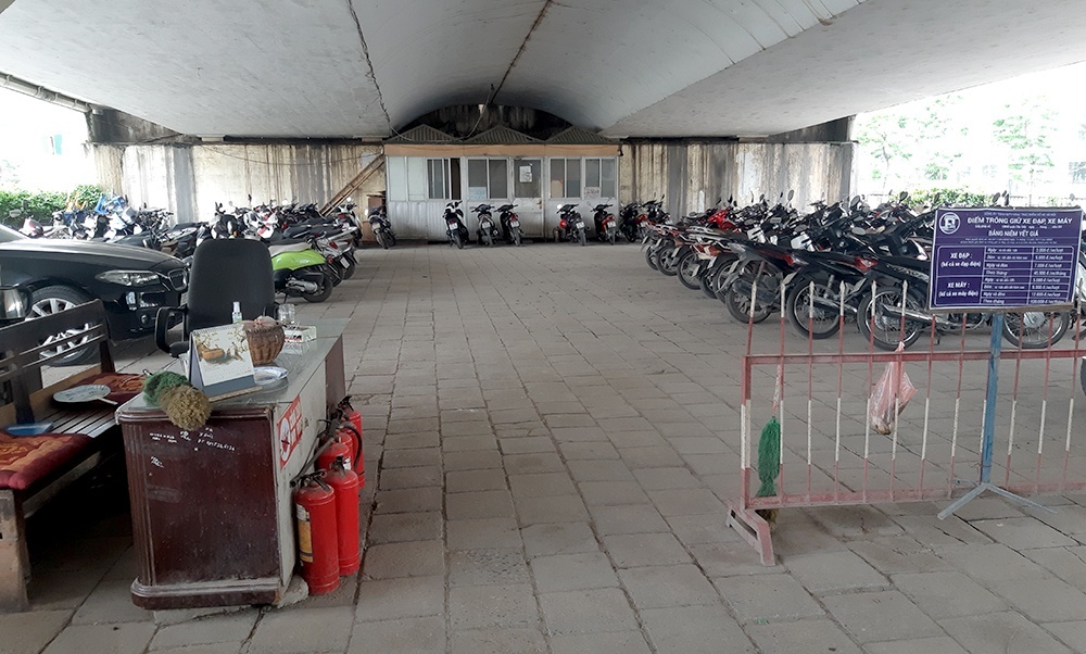 Lap camera giam sat bai xe duoi gam cau o Ha Noi hinh anh