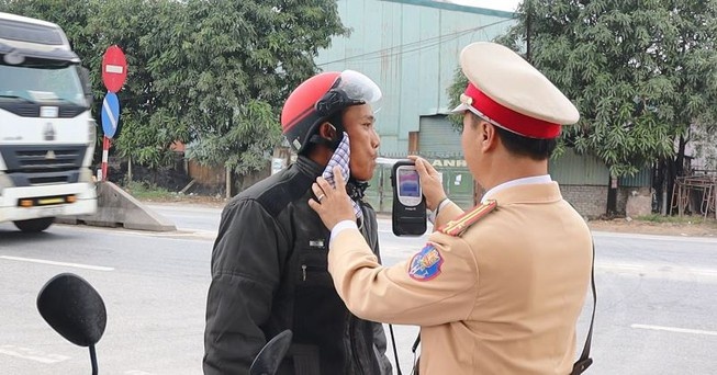 Phat hien 20 tai xe duong tinh ma tuy van chay xe tren duong hinh anh