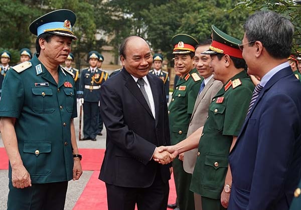 Quan chung Phong khong anh 1