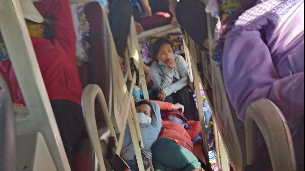 Xe 'nhoi' khach kin dac loi di hinh anh