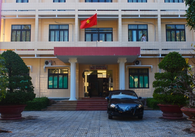 Du hoc khong ve, con 4 quan chuc Quang Ngai moi tra lai 1,1 ty dong hinh anh