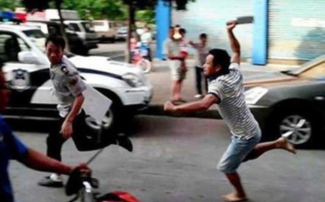 Chem 5 nguoi bi thuong vi mau thuan loi chao hoi hinh anh