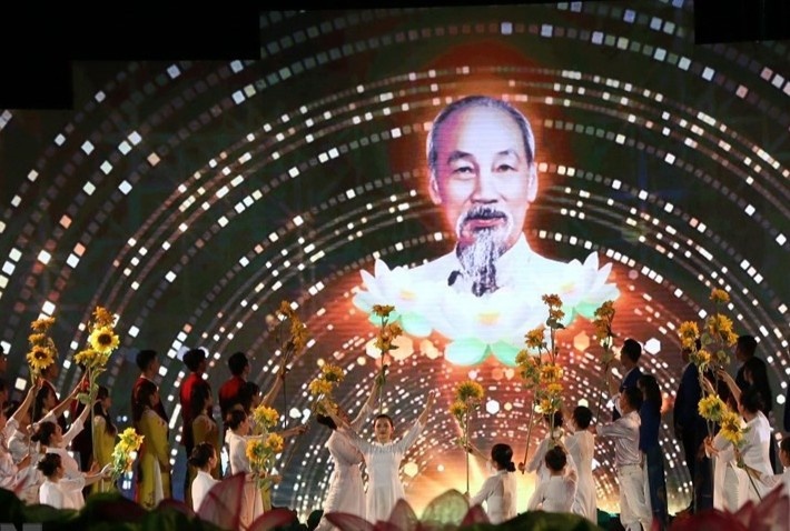 Sau lang cau truyen hinh 'Ho Chi Minh, Sang ngoi y chi Viet Nam' hinh anh