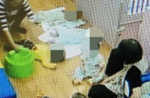 Hai bao mau doi dien an 7 nam tu vi nguoc dai tre so sinh hinh anh