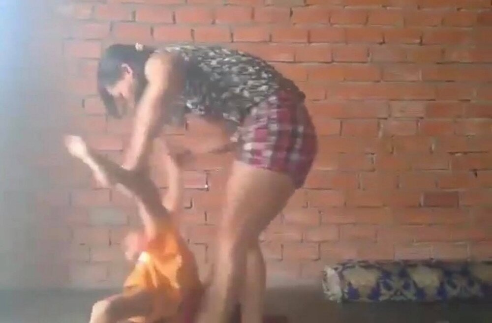 Xon xao clip nguoi phu nu bop co, danh dap be trai o Binh Duong hinh anh