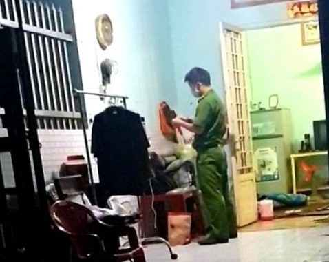 Me phat hien con trai chet tren vung mau trong phong tro hinh anh