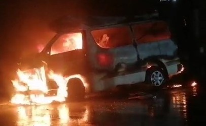 Dam vao dai phan cach, xe cap cuu boc chay du doi, 7 nguoi bi thuong hinh anh