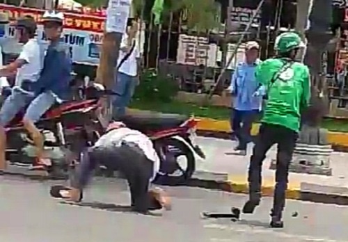 Lai xe om dam dong nghiep  tu vong vi tranh gianh khach hinh anh