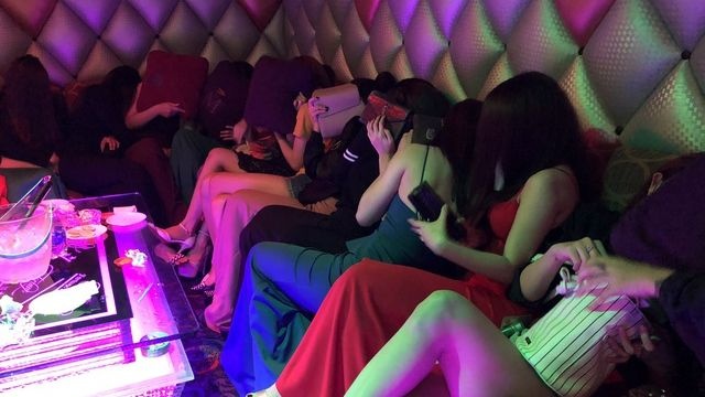 3 phu nu bi bat giu trai phap luat, ep lam nhan vien phuc vu karaoke hinh anh