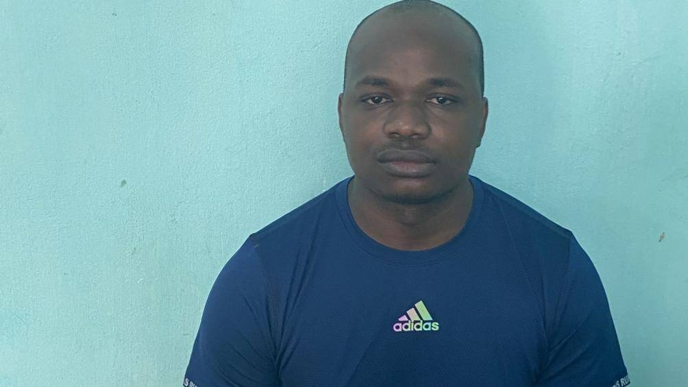 Bat giam thanh nien Nigeria cam dau duong day tang qua phu nu qua mang hinh anh