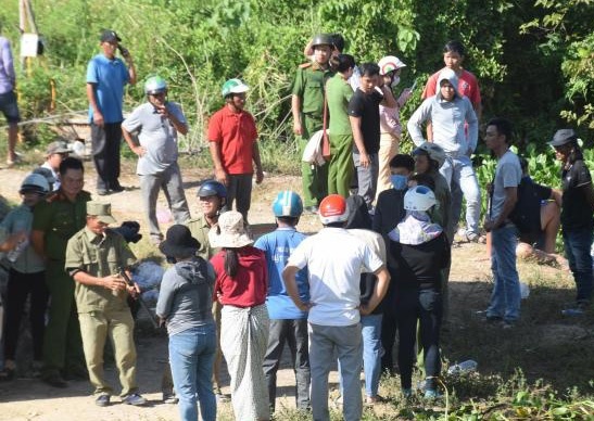 Bi duoi danh, nam thanh nien nhay xuong ao tu vong hinh anh