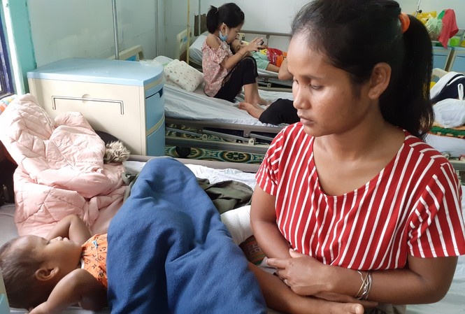 Uong ruou say, bo da gay chan con gai 3 tuoi roi tron vao rung hinh anh