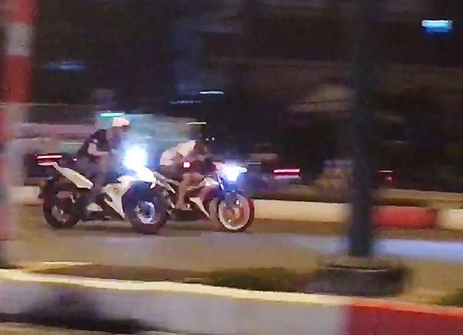 CSGT khong che 8 nguoi dua xe trai phep trong dem hinh anh