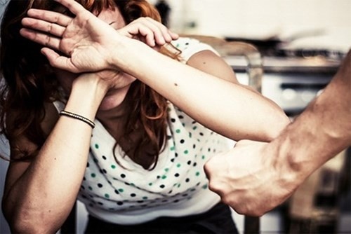 Cu 3 phu nu thi co gan 2 nguoi bi it nhat mot hinh thuc bao luc hinh anh