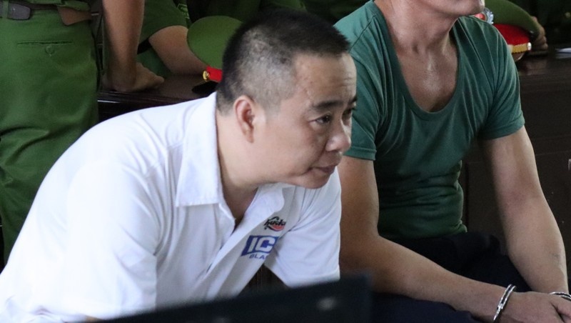 Y an 2 nam tu cuu can bo thu vien hiep dam co gai tan tat hinh anh
