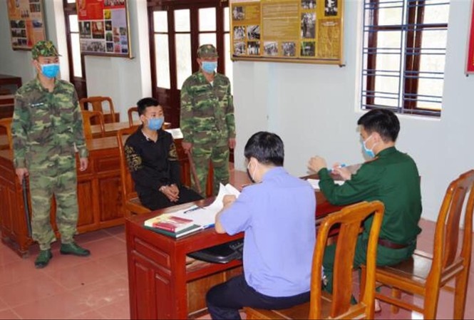 dua nguoi qua bien gioi anh 1