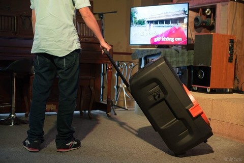 Nhom nguoi hat loa keo keo danh cong an, nhot dan phong hinh anh