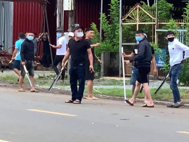 Bang nhom bit mat dan tran chem nhau tren duong hinh anh