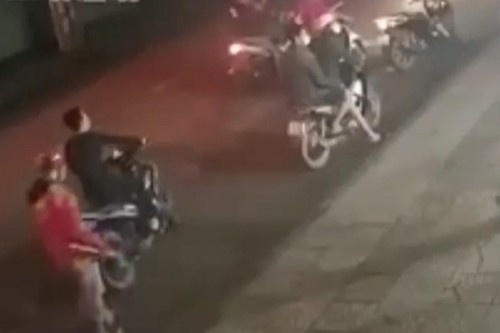 Nhom giang ho dap pha quan nhau, chem nhan vien o Go Vap hinh anh