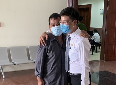 Mot nguoi dan thang kien uy ban huyen hinh anh