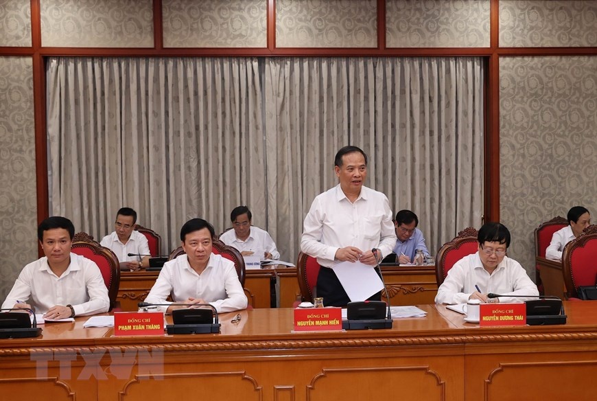 Bo Chinh tri lam viec voi cac Dang bo anh 5