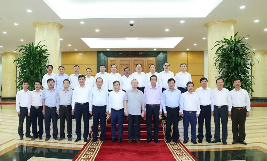 Bo Chinh tri lam viec voi cac Dang bo anh 12