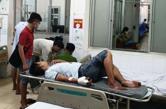 Khong doi ve so trung thuong, chu dai ly bi 5 nguoi chem guc hinh anh