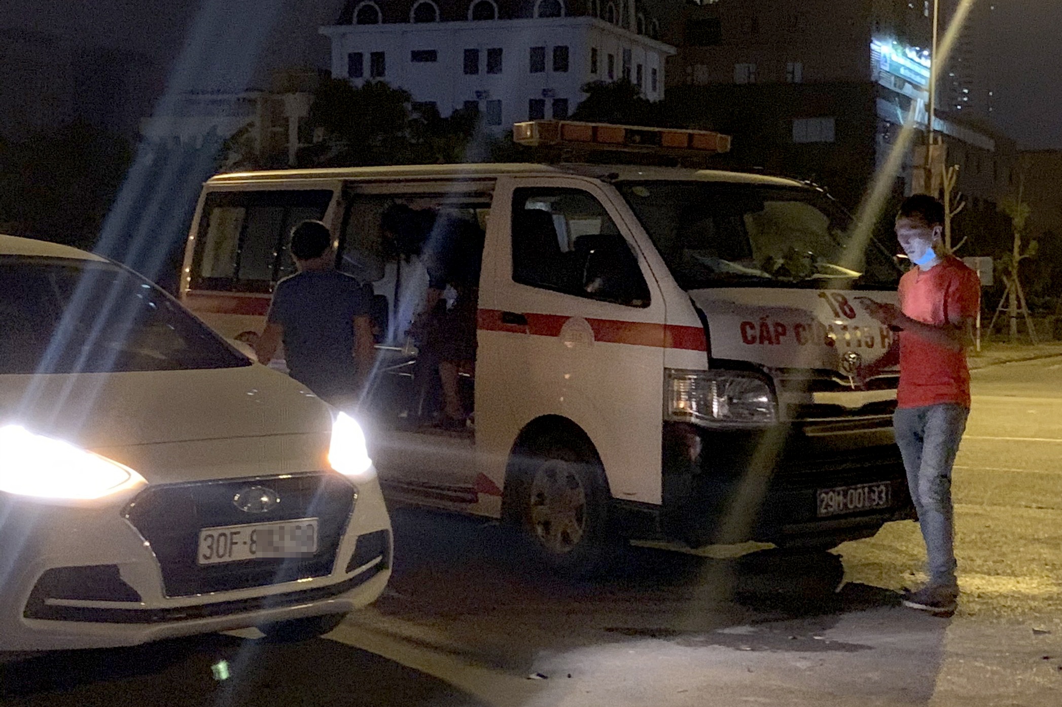 Oto va cham voi xe cuu thuong anh 2