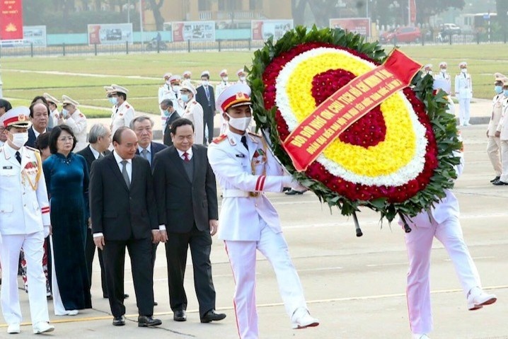 Dai bieu Dai hoi Thi dua yeu nuoc vao Lang vieng Chu tich Ho Chi Minh hinh anh