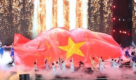 Chuong trinh nghe thuat 'Thi dua la yeu nuoc - Gui nhung mua sau' hinh anh