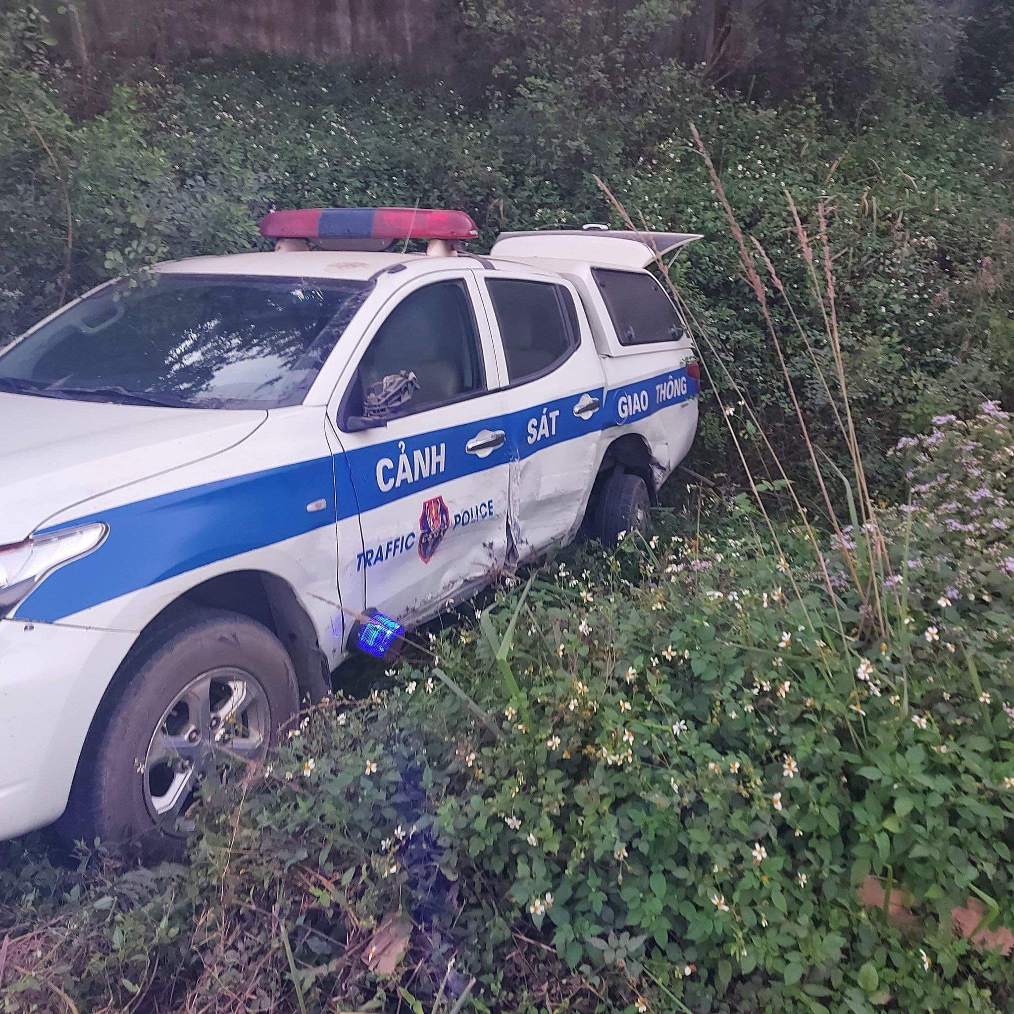 va cham voi xe CSGT anh 1