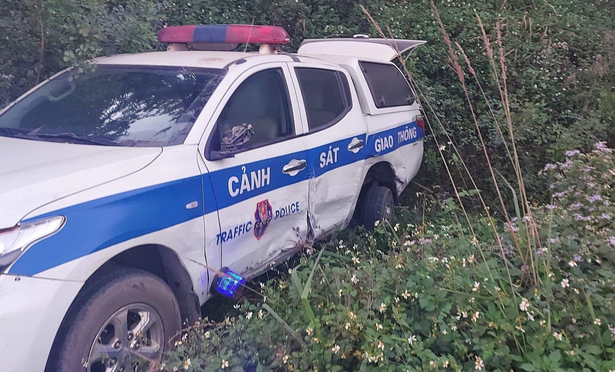 Xe CSGT lao xuong ve duong sau tai nan hinh anh