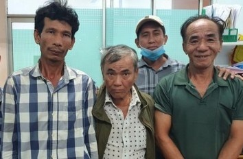 Trinh sat hoa trang thanh ngu dan, nguoi luom ve chai de bat song bac hinh anh