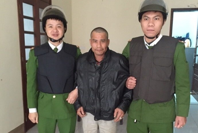 Xe tuan tra cua CSGT bi chem bang dao hinh anh