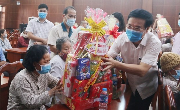 Truong ban Tuyen giao Trung uong trao qua Tet tang gia dinh chinh sach hinh anh